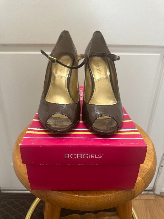 Tahari Shoes - Tahari Heels Brown with Metallic Gold Heel, Women's Size 8. Box Included